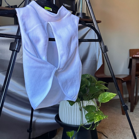 White crop top - Picture 2 of 3